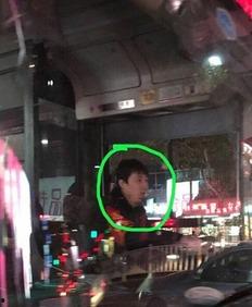 娱乐吃瓜酱坐公交车